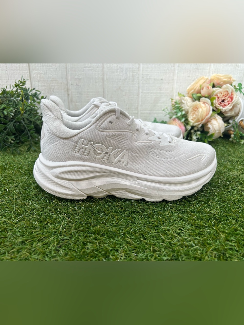 HOKA Clifton 10 EVERYDAY RUNNING Shoes
size women 7.5 White / White gently used - Picture 9 of 16